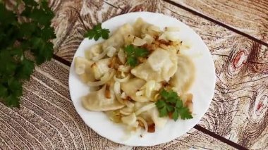 Kızarmış soğanlı geleneksel hamur tatlısı ve kızarmış domuz pastırması..