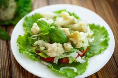 karnabahar, domates ve otlar ile salata