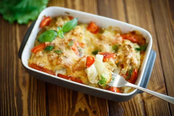 Blumenkohl mit Tomaten gebacken — Stockfoto