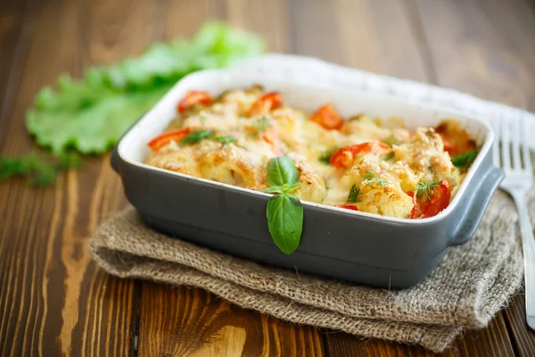 Blumenkohl mit Tomaten gebacken — Stockfoto