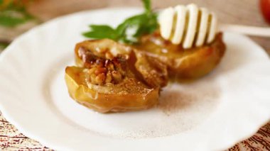 Ballı fırında elma ve beyaz tabakta fındık..