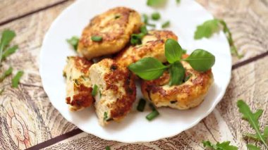 Tahta bir masada otlarla pişirilmiş tavuk pirzolası..