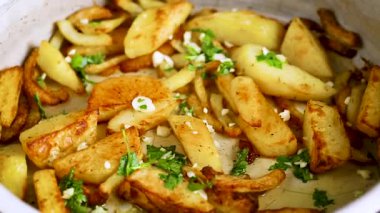 Sarımsaklı ve otlu fırında patates..