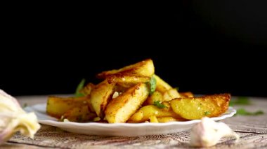 İçten bir yemek. Baharatlı ve sarımsaklı patates..