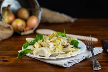 Bitki ve kızarmış soğanlı lezzetli börekler..