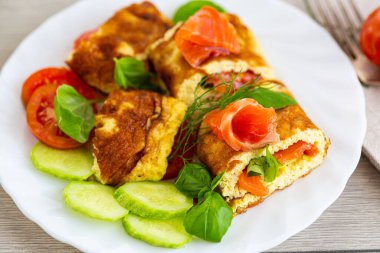 Kırmızı balıklı ev yapımı omlet ve taze ıspanak..