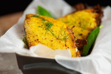 Ev yapımı yumurta hamuru ve dereotlu nefis kızarmış lahana..