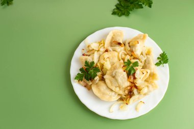 Çıtır soğan ve domuz pastırmalı ev yapımı hamur tatlısı..