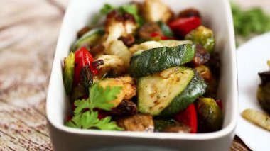 Kızarmış kabak, karnabahar ve mantarlı sağlıklı bir öğle yemeği..