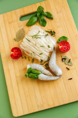 Düşük kalorili çorba karidesli pirinç erişteli koyun yapraklı fesleğen..