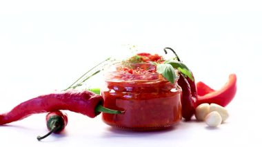 Kavanozlarda taze sebzeli Aromatik kırmızı biber..