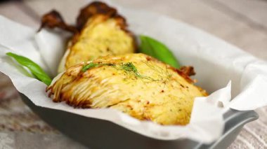 Pişirme tepsisindeki parşömen üzerinde altın fırında lahana dilimleri.