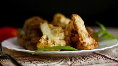 Kızarmış karnabahar çiçekleri ve mantarlarla ev yapımı öğle yemeği..