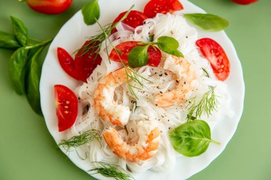 Gurme hala beyaz pirinç makarna karides domates ve yeşilliklerle dolu..