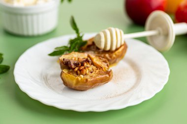 Fındık ve aromatik baharatlarla doldurulmuş sağlıklı fırında elmalar..