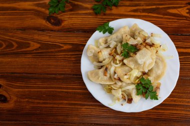 Lezzetli soğanlı geleneksel konforlu hamur tatlısı. .