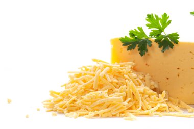 Temiz beyaz arka planda maydanozlu dilimlenmiş çedar peyniri..