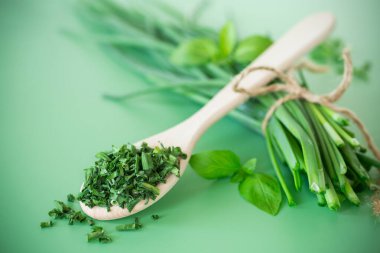 Yeşil arka planda kuru ve taze taze soğanlar..