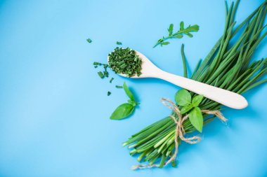 Mavi arka planda kurumuş ve taze taze soğanlar..