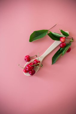 Pembe arkaplanda kirazlar ve yan tarafında boşluk.