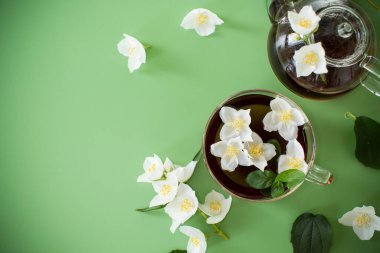 Yasemin çiçekli demlenmiş yeşil çay..