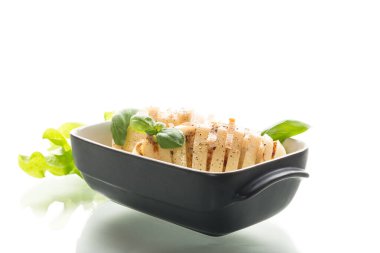 Beyaz zemin üzerinde domuz yağı izole edilmiş geleneksel Ukrayna patates tarifi.