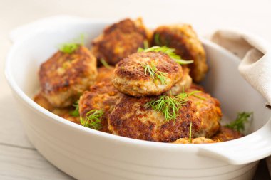 Hafif arka planda seramik tabaklarda iştah açıcı pirzolalar..