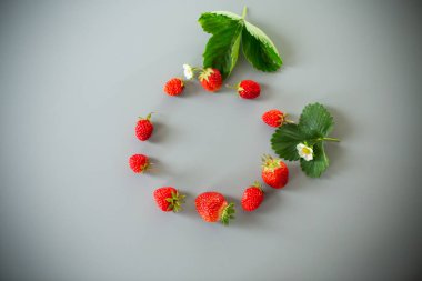 Minimalist bir kompozisyonda iştah açıcı kırmızı çilekler..