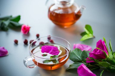 Bardakta nane şekeri ile demlenmiş gül çayı manzarası..