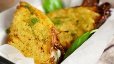 Taze pişmiş lahana aromalı ve dereotlu garnitürlü..