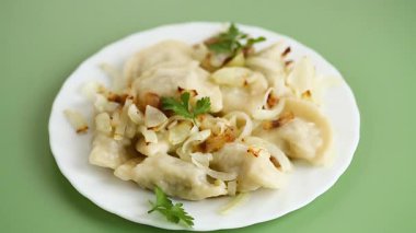 Çıtır soğan ve domuz pastırmalı ev yapımı hamur tatlısı..