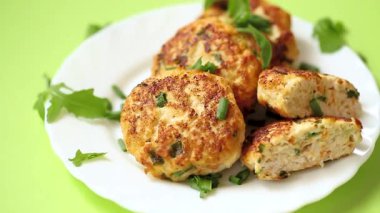 Akşam yemeği için kızarmış tavuk pirzolası, yeşil arka planda izole edilmiş..