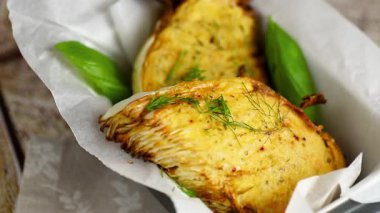 İştah açıcı vejetaryen baharatlı, otlu lahana..