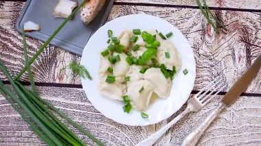 Patates dolgulu ev yapımı hamur tatlısı ve taze otlar..