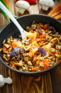 biber, soğan ile kızarmış yağlı mantar