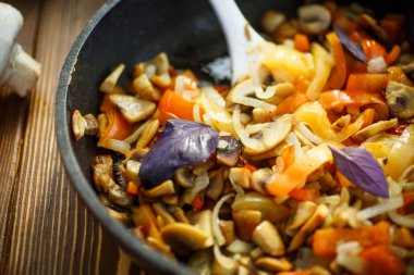 biber, soğan ile kızarmış yağlı mantar