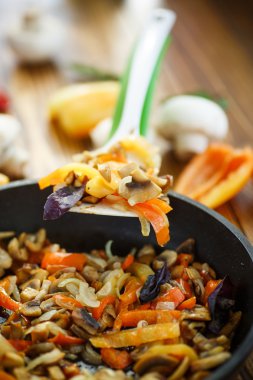 biber, soğan ile kızarmış yağlı mantar