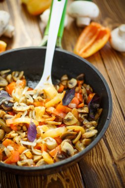 biber, soğan ile kızarmış yağlı mantar