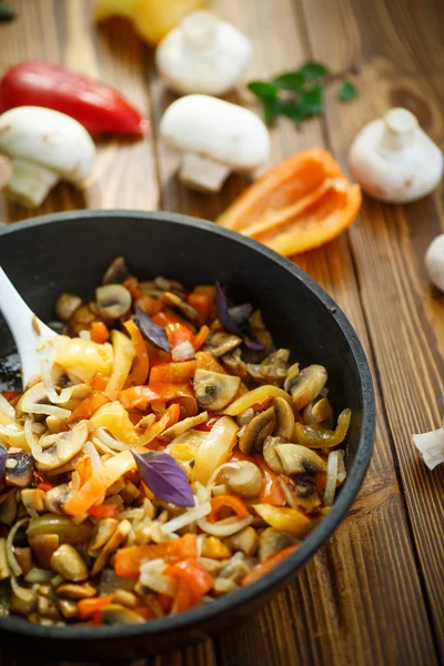 Gebakken champignons met paprika en uien — Stockfoto