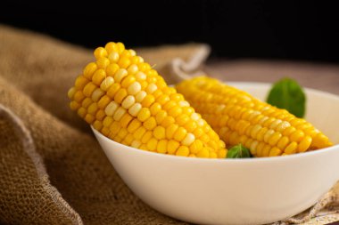 Masada yeşil mısır koçanları var..