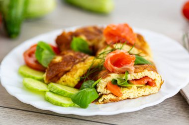 Somon parçaları ve aromatik otlarla sulu omlet..