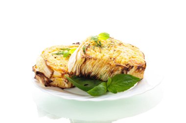 Beyaz arka planda sağlıklı vejetaryen pişmiş lahana kamaları..