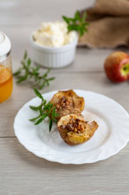 Doğal ballı fırınlanmış elma tatlısı..