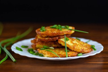 Geleneksel Doğu Avrupa patates krepleri ve şifalı otlar.