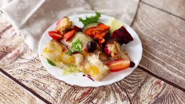 Fırında balık fileto, sebzeli ve limonlu garnitür..