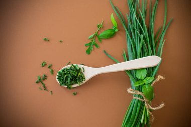 Kahverengi arka planda kuru ve taze taze soğanlar..