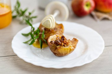 Karamelize edilmiş bal jöleli lezzetli kırsal elmalı tatlı..