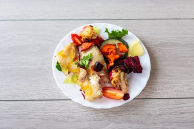 Fırında balık fileto, sebzeli ve limonlu garnitür..