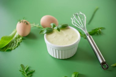 Yeşil otlar ve yumurtalarla ev yapımı mayonez manzarası..