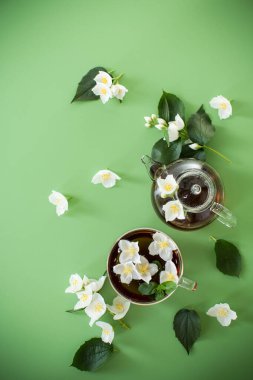 Masada yasemin yaprakları olan doğal yeşil çay..